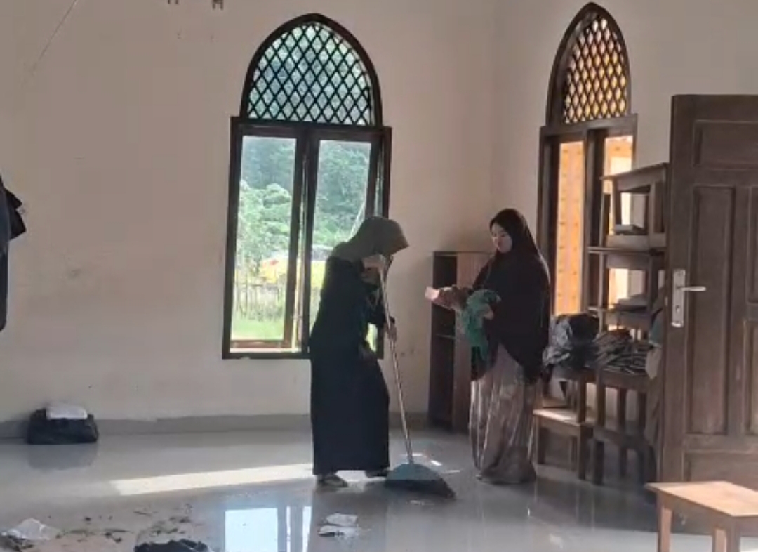 MI Raudhotul Qur’an Azzam Serentak Laksanakan Gerakan Bersama Bersih Masjid